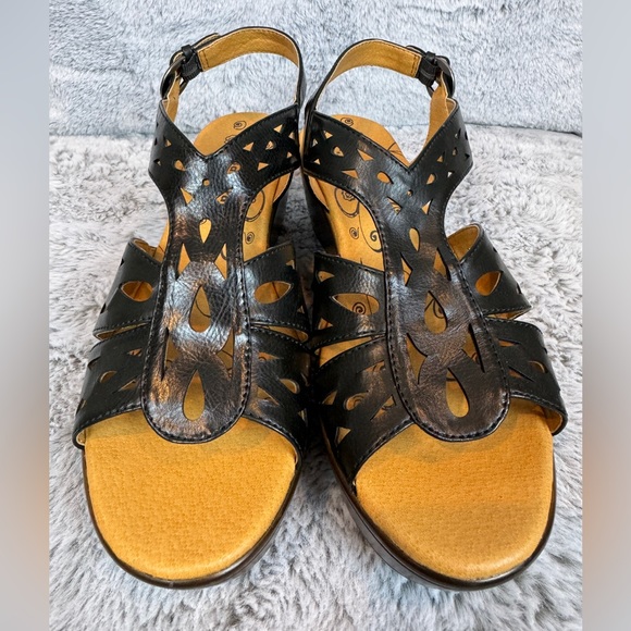 BareTraps Shoes - Bare Traps Dallas Wedge Sandal- Sz 8W